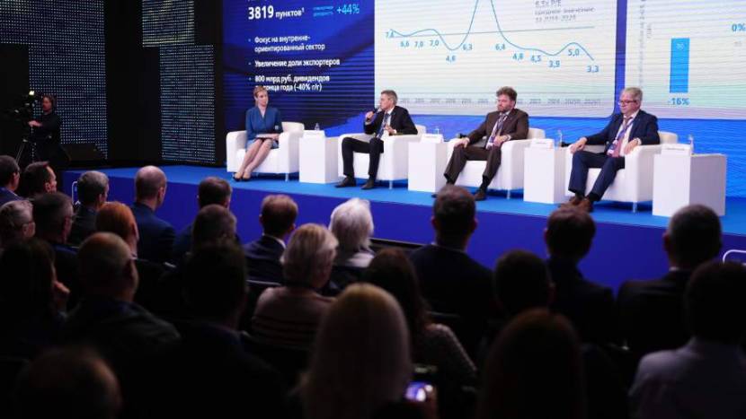 Эксперты ВТБ дали прогнозы по курсу рубля и ключевой ставке