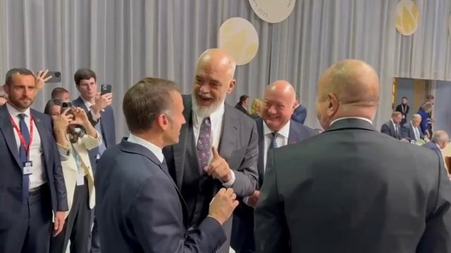 Макрон ударил премьер-министра Албании по лицу смотреть онлайн