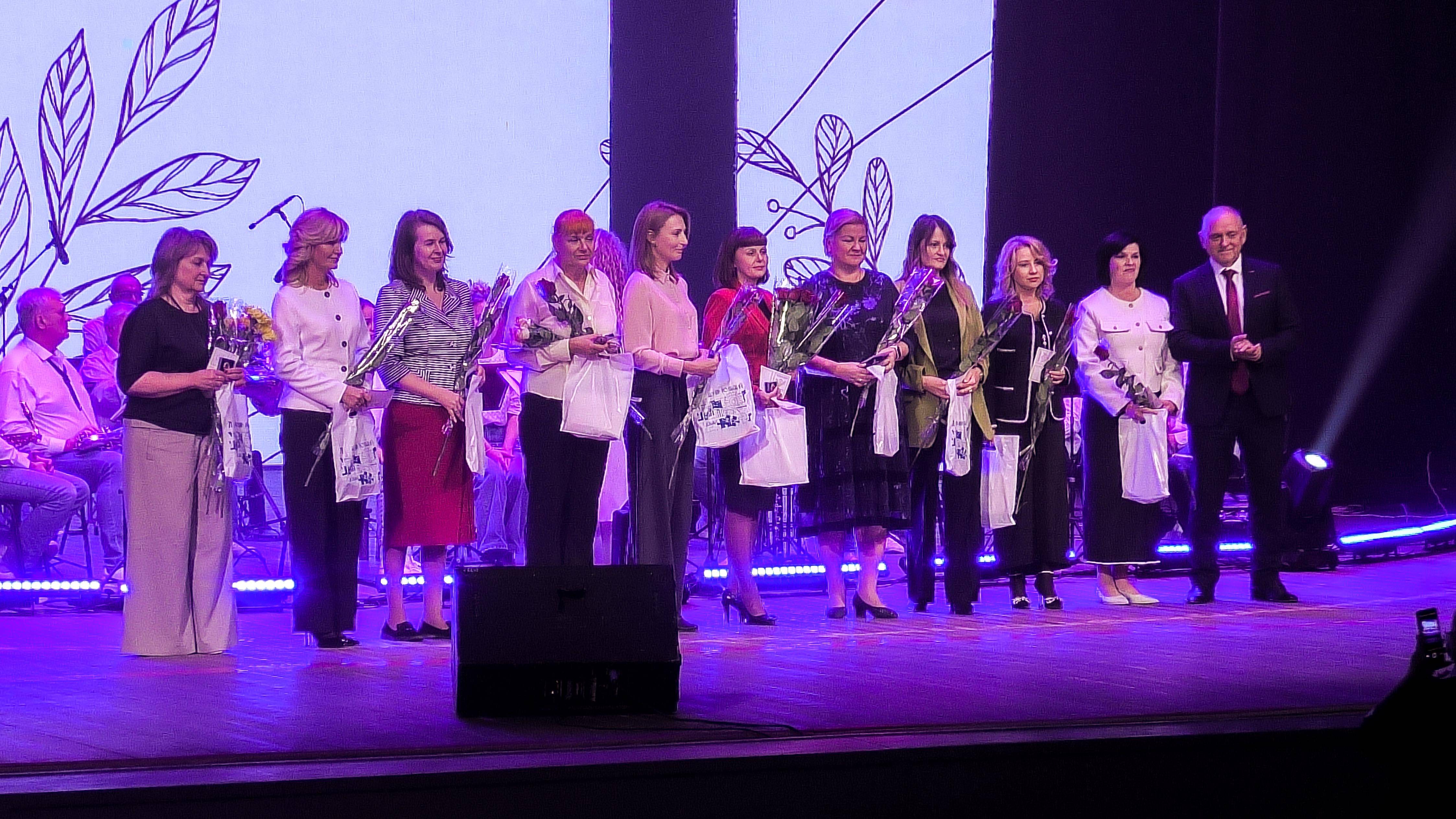 В Волжском состоялось чествование педагогов смотреть онлайн