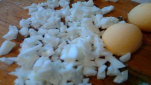 Крабовый салат с чесноком