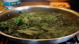 Капуста кале с изюмом и орехами