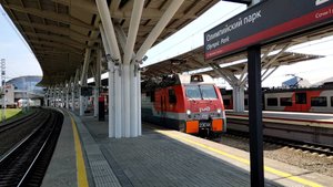 Двухэтажный поезд с электровозом 2ЭС4К-105 отправляется со станции Имеретинский Курорт
