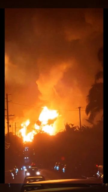 В Южной Калифорнии на нефтеперерабатывающем заводе Chevron произошел крупный пожар смотреть онлайн