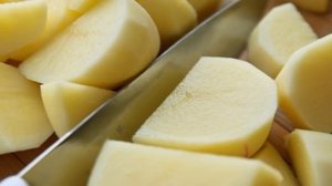 Курица с картошкой, тушенная в сковороде