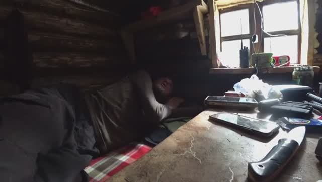 ЖИЗНЬ И БЫТ В ТАЙГЕ. УТРО В ЛЕСНОЙ ИЗБЕ. ТАËЖНЫЕ ДЕЛА НЕ ЖДУТ.