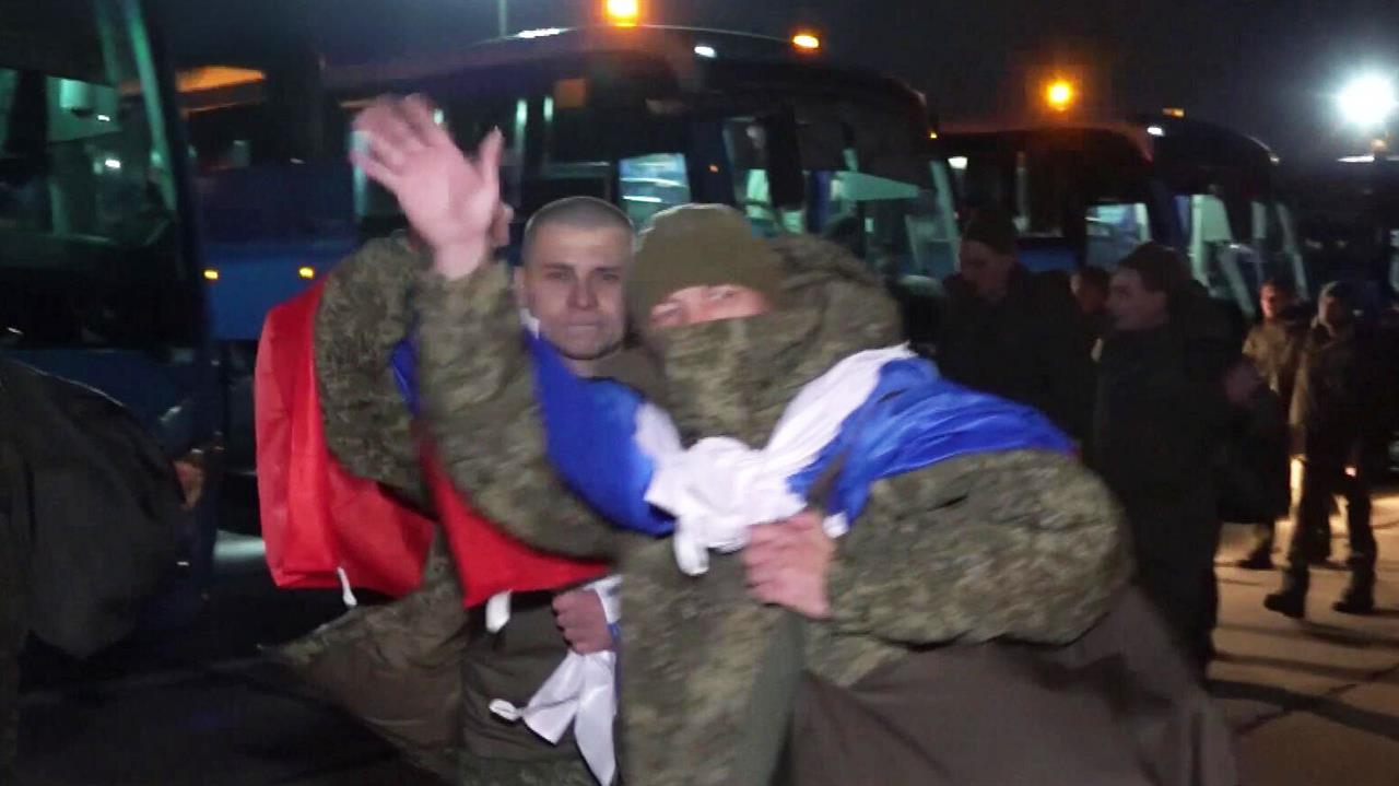 185 российских бойцов вернулись из украинского плена на Родину