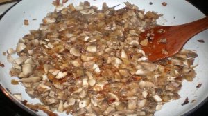 Мясо по-французски с грибами и помидорами