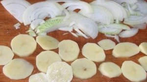 Мясо по-французски с картофелем и помидорами