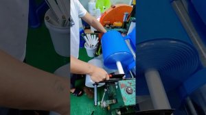 Процесс упаковки, очистки и резки резины.