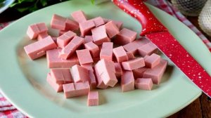 Лапша с помидорами и колбасой