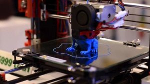 Мы — мастерская 3D‑печати и дизайна игрушек с собственным производством в Москве.