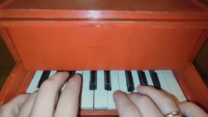 Красивая мелодия на детском пианино!