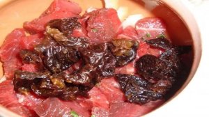 Мясо с черносливом в горшочках