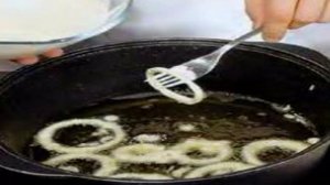 Лук и сельдерей в кляре с сырным соусом