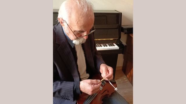 "Секреты Ухода за Скрипкой: Устанавливаем Душку и Подставку!" 🎻✨