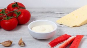 Крабовый салат с сыром и помидорами