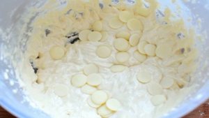 Меренговая шарлотка с малиной и белым шоколадом