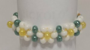 Кольцо из бисера с ромашками и зеленью