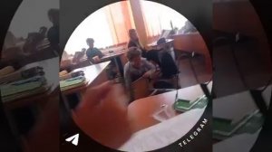 Одноклассник упал со стула
Снимала одноклассница