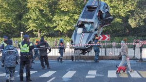 Porsche Cayenne пробил ограждение и улетел в Фонтанку в Санкт-Петербурге.