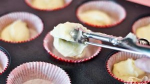 Капкейки с малиновым джемом и лимонной глазурью