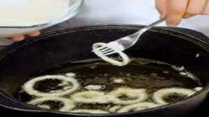 Лук и сельдерей в кляре с сырным соусом