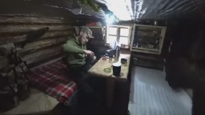 В ИЗБУШКЕ МОЖНО ЖИТЬ. ЧИСТАЯ ТАËЖНАЯ ИЗБА КОМФОРТНЕЕ. ГОТОВЛЮ В АФГАНСКОМ КАЗАНЕ.