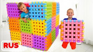Дети играют с игрушечными блоками! Видео от Влада и Ники!