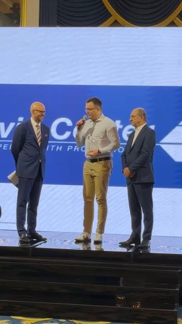 Получение награды от Emirates