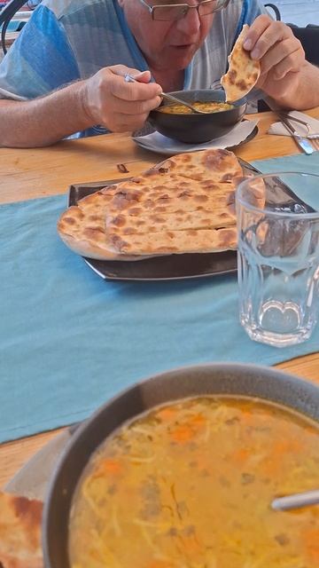 Зашли в ресторанчик отведать еды с национальным болгарским колоритом:  супчик, мидии