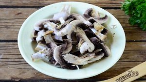 Курица с лимоном под грибным соусом