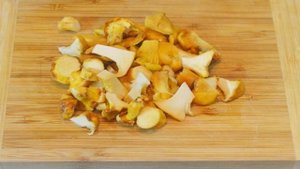 Курица с лисичками