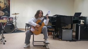 Исполнение на гитаре, два произведения