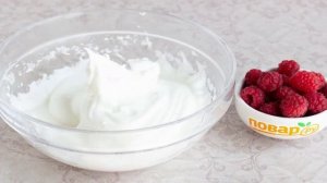 Меренги с малиновым соусом