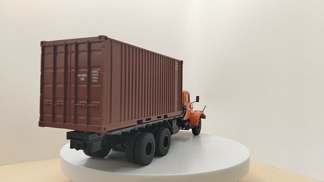 КРАЗ-257Б1 с 20ти футовым контейнером, 1:43