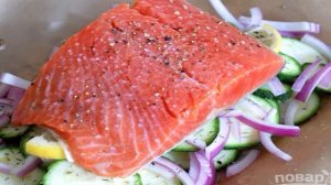 Лосось в духовке на овощной подушке