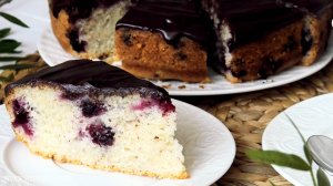 Манник с черной смородиной и шоколадной глазурью.