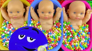 Мультики для детей. Соединяем конфетки M&M's и слайм. Смотреть мультики для детей и малышей