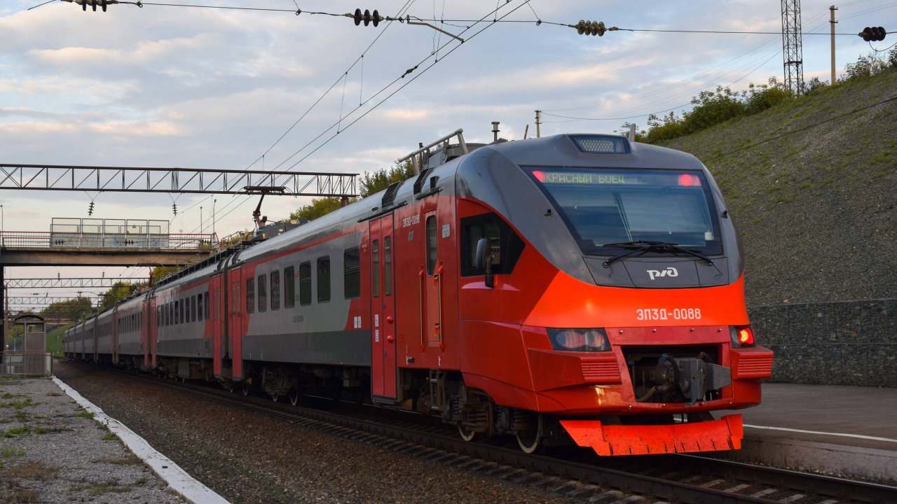 Электропоезд ЭП3Д-0088. Прибытие с приветливой бригадой.