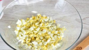 Крабовый салат с колбасой