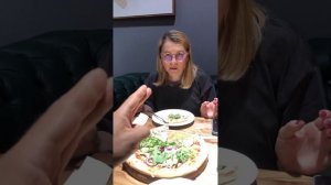 Наслаждаемся чаем с малиной, пиццей и чечевицей в уютном кафе