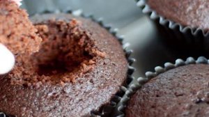 Капкейки со Сникерсом и карамельной глазурью