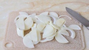 Мясо с грибами и помидорами