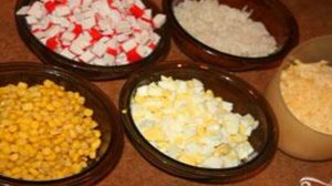 Крабовый салат с кукурузой