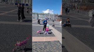 Прогулка по дворцовой площади.