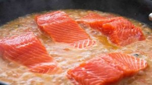Лосось в соусе на сковороде