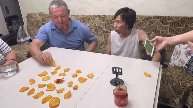 ЧИПС-ЧЕЛЛЕНДЖ!  МЫ СОБРАЛИ ВСЕ ЧИПСЫ! Кто съел ЧИПС С НАКАЗАНИЕМ?! смотреть онлайн