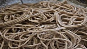 Лапша соба с лососем и кресс-салатом