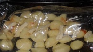 Курица с картошкой в рукаве в духовке