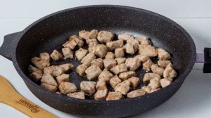 Капуста жареная с мясом на сковороде